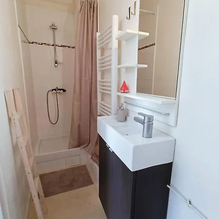 Апартаменты Bright 3 Min Walk To Mourillon